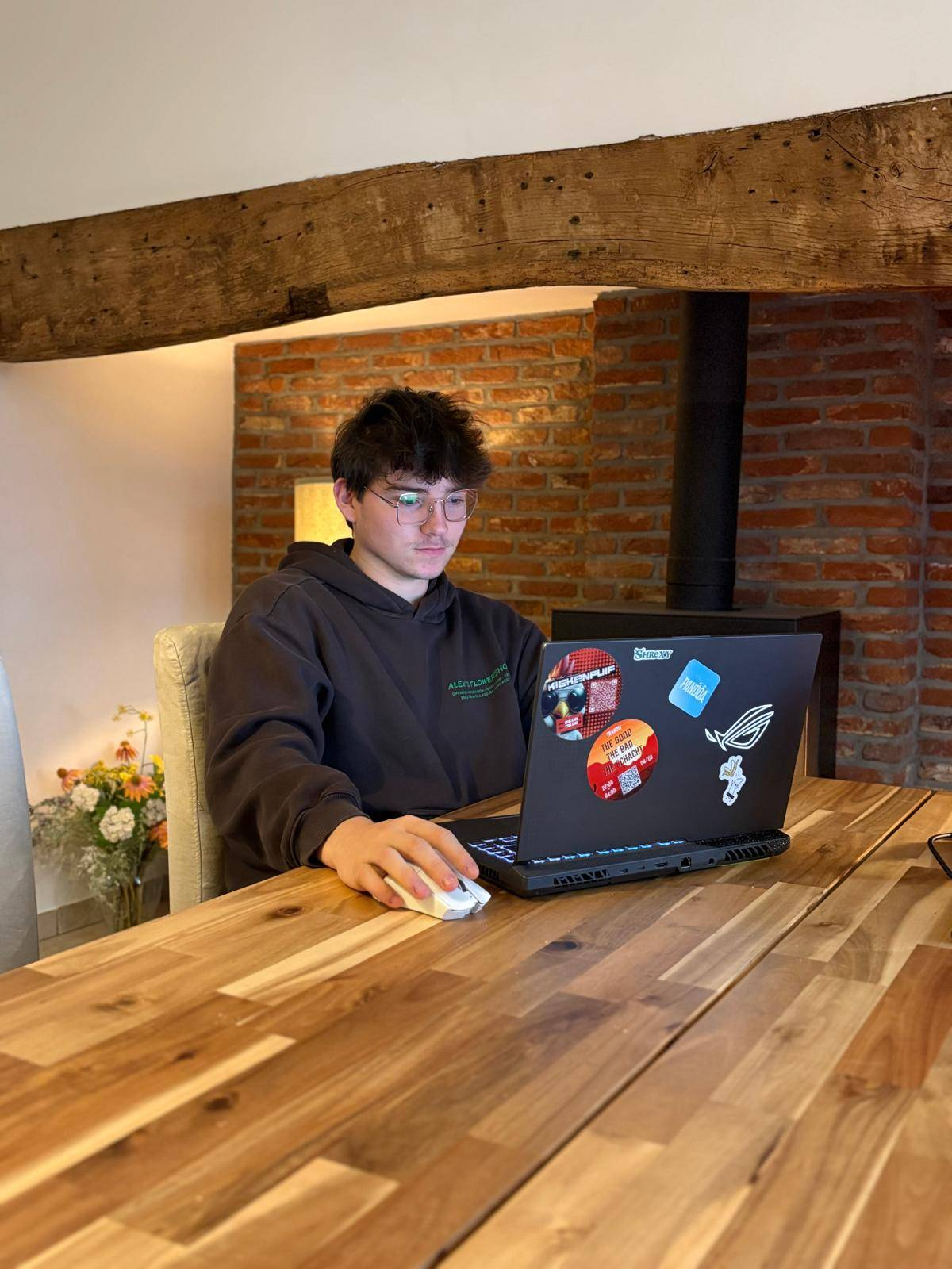 Tijs Van Besauw werkt achter zijn laptop aan een creatief marketingproject