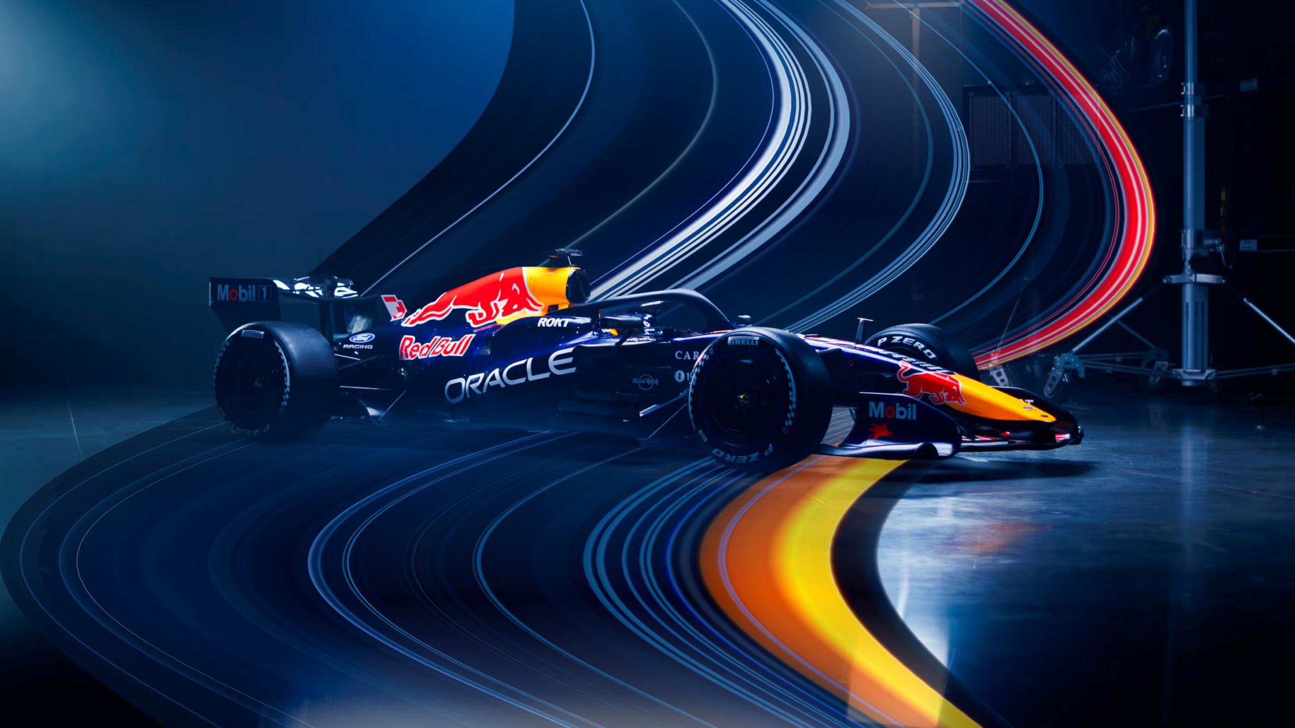 Red Bull Formule 1-auto met lichtsporen in een donkerblauwe studio-omgeving